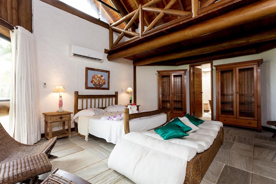 Interior de uma suíte do bangalô
