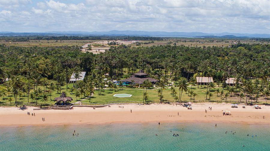 Vista aérea da faixa de praia em frente à Villa Taipú