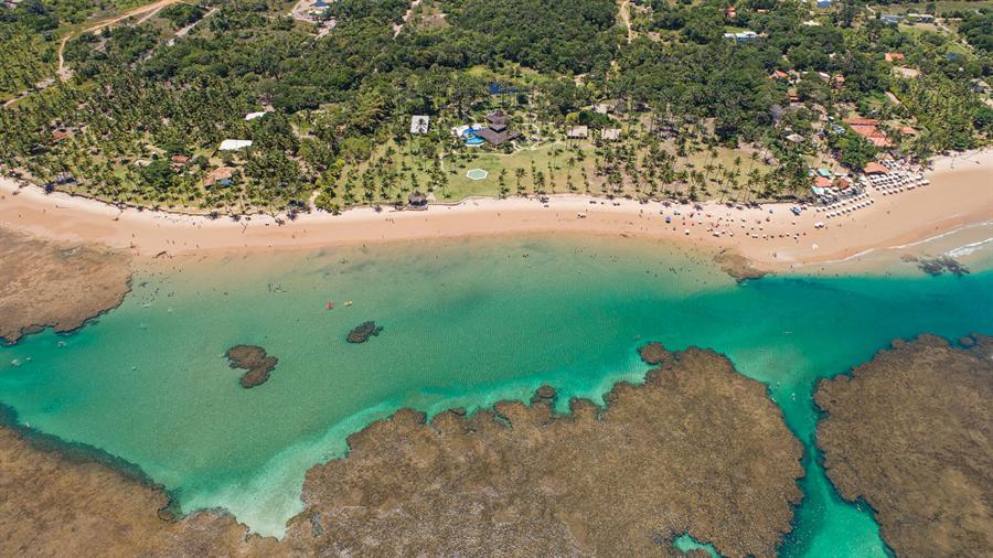 Vista aérea dos jardins e estruturas da Villa Taipú